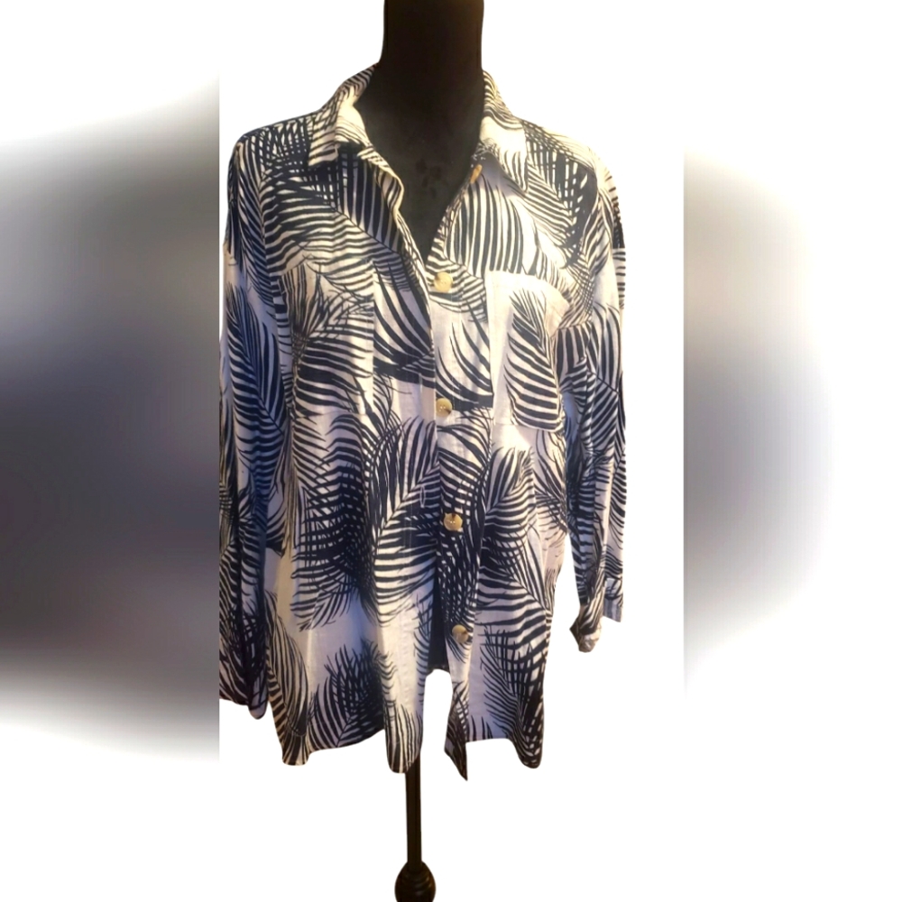 Liz California Women's Navy and White Palm Leaf Print top - NWOT